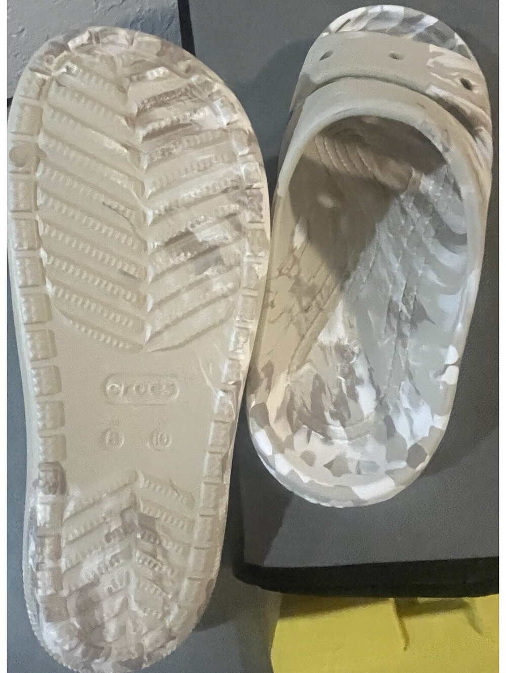 Crocs unisex-adult M8/W10 Classic Marbled Sandals v2 - Tan - New with Tags - Picture 3 of 9